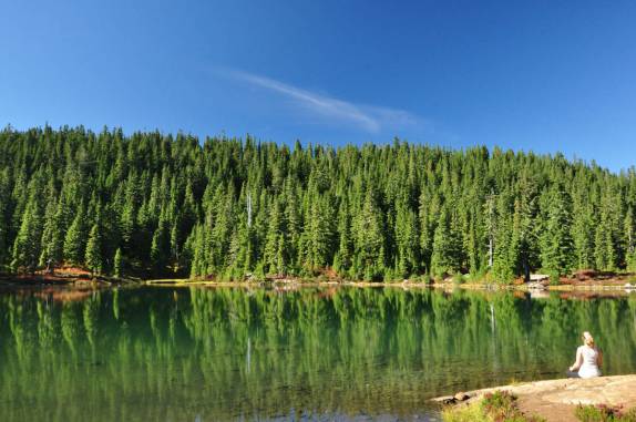 Relaxando em um dos muitos lagos do Forbidden Plateau, a parte alta do Strathcona Provincial Park, em Vancouver Island, oeste do Canadá